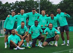 熊猫体育官方官网在线-皇家社会训练开放日，国际比赛日门线救险引欢呼，欧联在即，年轻球员得到机会