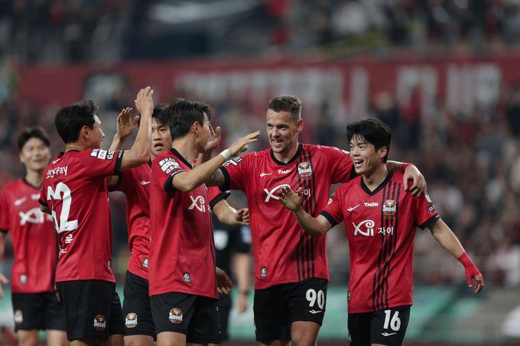 熊猫体育官方官网在线-今晨亚冠传出新动向，拜仁慕尼黑远射贴柱，管理层表态——底气十足，资深球员宣示担当