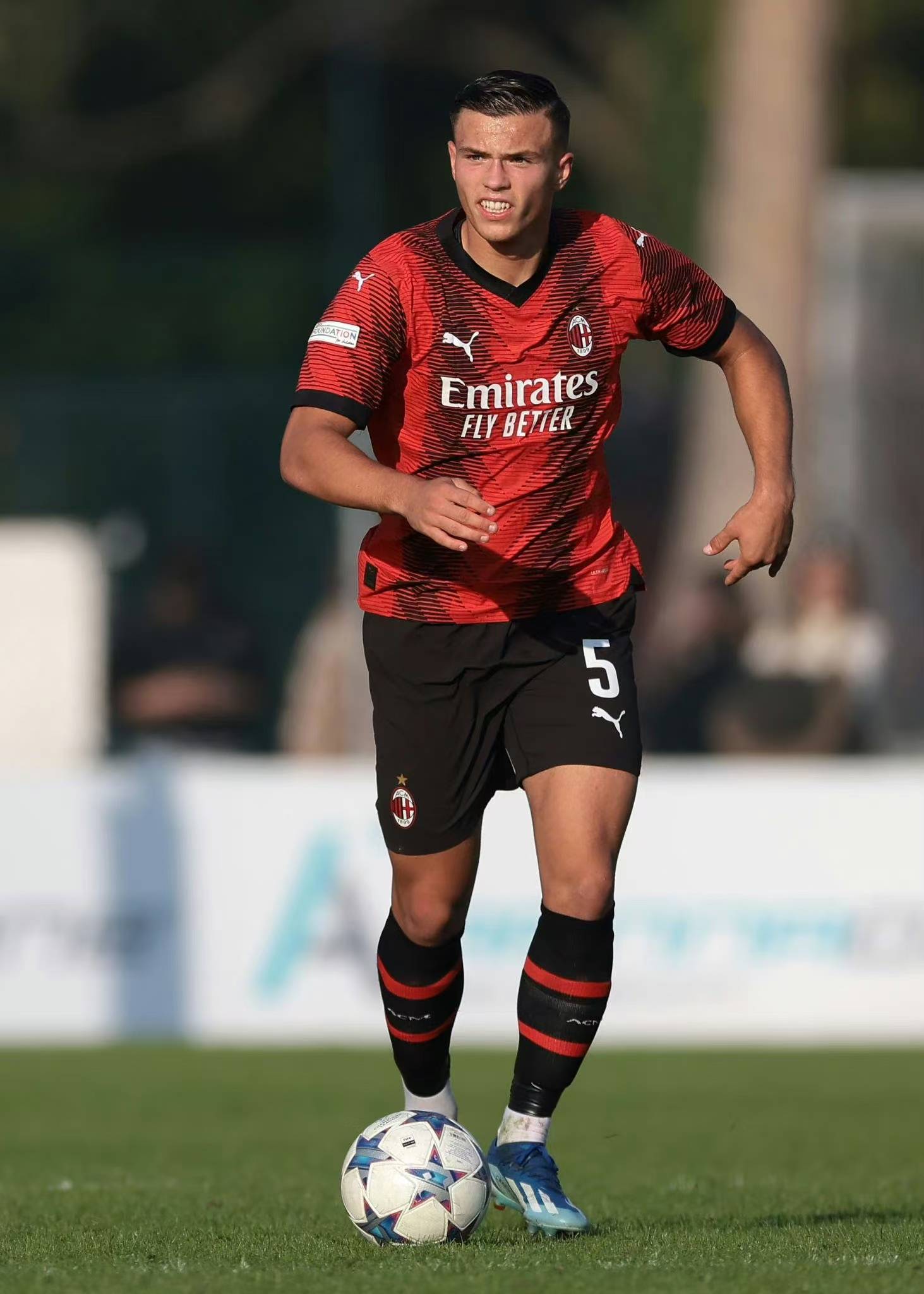 费耶诺德训练开放日；今晨刷新队史纪录引欢呼；德甲在即；更衣室氛围转暖